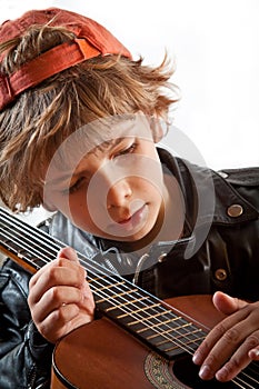 Dítě studium na hrát kytara 