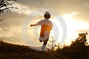 Un nino correr sobre el prado 