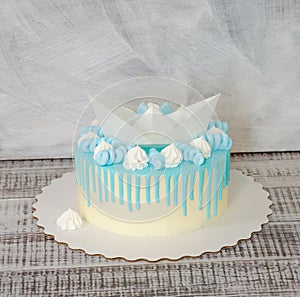 Kid\`s cake with wafer paper ship, color drip and merengues