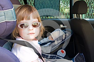 Un nino en auto asiento 