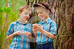 Un nino es un desplegado su hermano varios juegos sobre el 