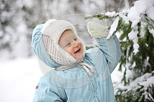 Ein Kind schneebedeckt Zweig 