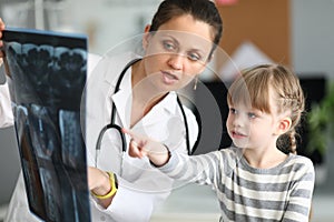 Kid speaking with doctor photo