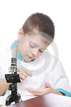 Kid using magnifying glass