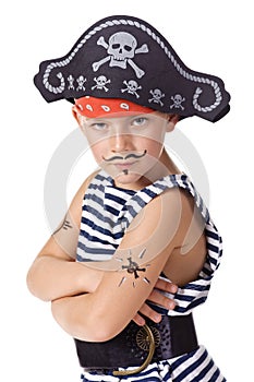 Un nino agotador en pirata traje 