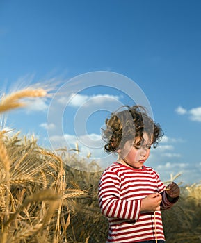Dieťa v pšenica 