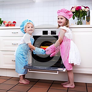 Kids baking apple pie