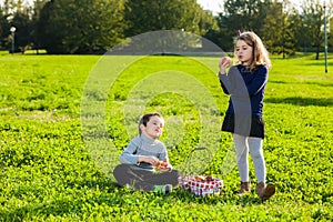 Kids eating fruits