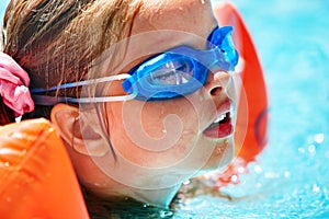 Gafas de proteccion en nadar piscina 