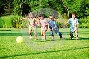 Gruppo di bambini che giocano con la palla nel cortile di casa.