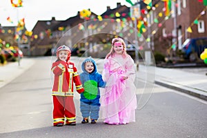 Kids on Halloween trick or treat.