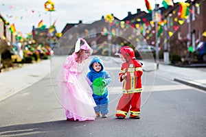 Kids on Halloween trick or treat.