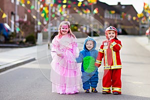 Kids on Halloween trick or treat.