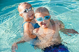 Divirtiéndose en nadar piscina 