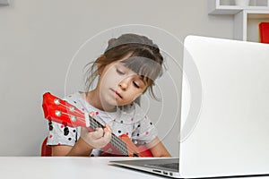 Kids learn music lessons online at home. Homeschooling and distance education for kids.