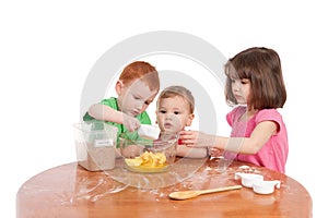 Kids measuring ingredients img