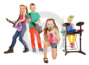 Gruppo di bambini che giocano su strumenti musicali insieme e la ragazza che canta come corista nella parte anteriore su sfondo bianco.