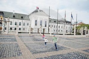 Deti na prechádzke v Grassalkovichovom paláci, Bratislava, Európa. Sídlo prezidenta SR v Bratislave