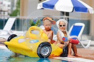 Kids whit infatable toys in pool