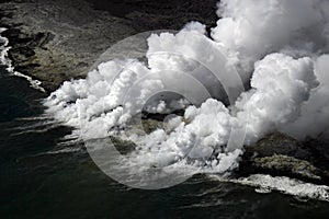 Kilauea flujo de lava entra en el océano.