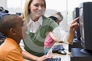 Kindergarten children learn to use computers