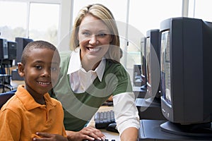 Kindergarten children learn to use computers