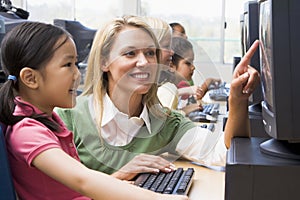 Kindergarten children learn to use computers