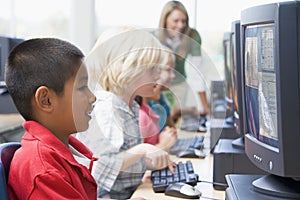 Kindergarten children learning to use computer