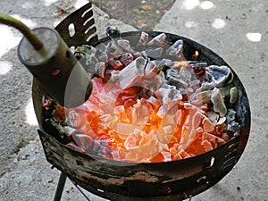 kindling coals for roasting meat on the grill using a gas