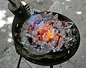 kindling coals for roasting meat on the grill using a gas