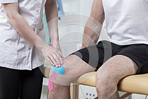 Kinesiology taping on the knee