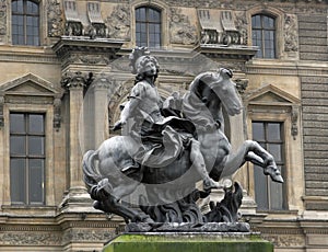 King Louis statue img