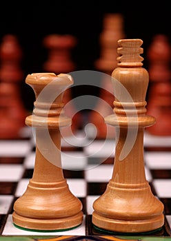 Il re un la regina sul scacchi piatto 