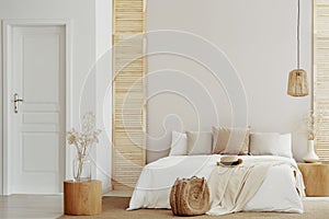 Král postel bílý a béžový lůžkoviny v stylový ložnice kopírovat prostor na prázdný stěna 