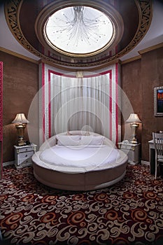 Kingsize round bed photo