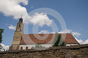 Kirche St. Georg an der historischen Stadtmauer von Amberg in der Oberpfalz, Bayern, Sonne, blauer Himmel