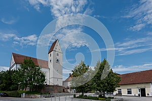 Kirche St. Laurentius und Kirchplatz in Alteglofsheim bei Regensburg