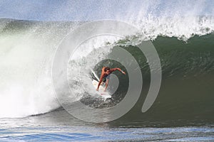 Surfear sobre el tubería en 