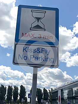 Kiss & fly / No parking sign