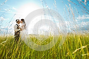 Baciarsi sposa un sposo soleggiato erba 