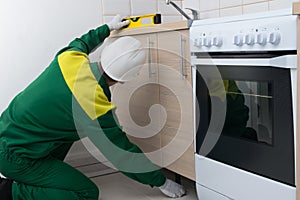 The kitchen assembly master adjusts the level of the top surface of the countertop