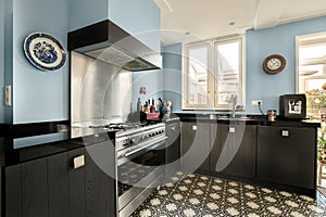 Die Küche Blau die Wände Edelstahl Stahl Herd 