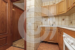 Kitchen with Castilian style furniture in gloss varnished pine