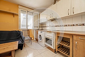 Kitchen front with cherry wood furniture in the lower part and light furnitur