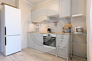 Kitchen layout, fridge and direct kitchen with hanging cupboards