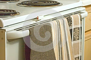 Kitchen's Stove Top/Oven & Dish Towels