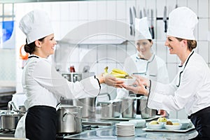La cocina empleados en cantina preparación platos 