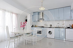 Kitchen in white and blue