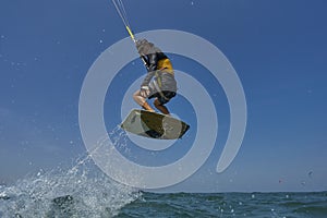 Kite surfer rjumps with kiteboard