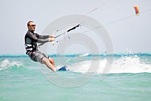 Kiteboarder kite-surfing